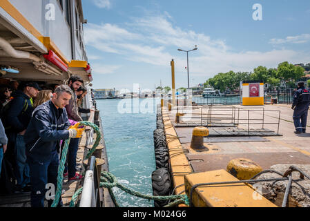 Unbekannter Menschen gehen mit der Fähre durch das Marmarameer zu Princes Islands in Istanbul, Türkei, 20. Mai 2017 Stockfoto