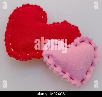 Zwei Herzen, Ein rosa und ein rotes auf weißem Hintergrund Stockfoto