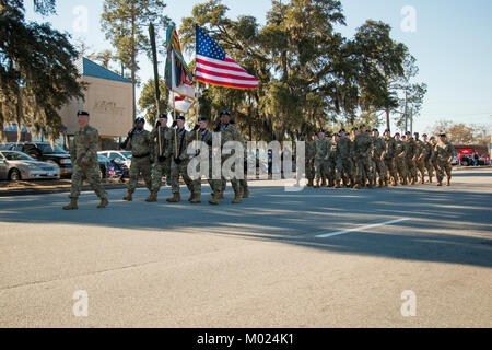 Oberst James K. Dooghan, Kommandant der 2. Gepanzerten Brigade Combat Team, 3rd Infantry Division führt eine Gruppe von Spartan Brigade Soldaten während marschieren in die 2018 Liberty County Dr. Martin Luther King Jr. parade Jan. 15, in Hinesville, Ga. Stockfoto