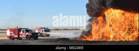 Flieger von der 162 Wing und Davis Monthan Air Force Base in Tucson, Arizona Brände während einer Übung Januar 14, 2018 zu unterdrücken. Stockfoto