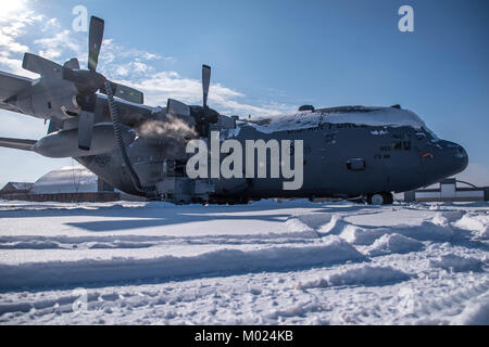 Flieger betreiben eine entfrosterschalter Lkw Eis und Schnee von der C-130H Hercules während bitter kalten Temperaturen Jan. 16, 2018, an der 179th Airlift Wing, Mansfield, Ohio zu entfernen. Stockfoto