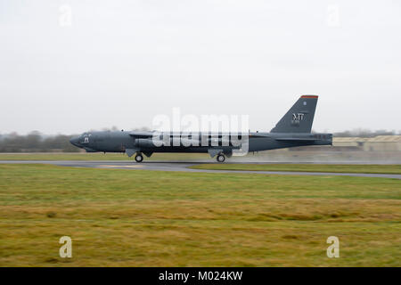 A B-52 Stratofortress von Minot Air Force Base, N.D., zieht aus RAF Fairford, England für eine Mission, Jan. 11, 2018 zur Unterstützung der Bomber Qualitätssicherung und Abschreckung. Stockfoto