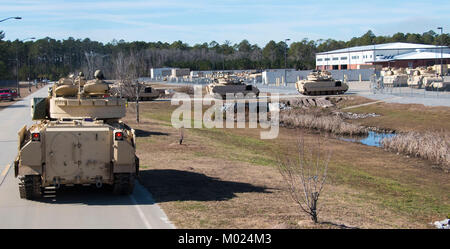 Troopers 6 Squadron, 8th Cavalry Regiment, 2. gepanzerte Brigade Combat Team, 3rd Infantry Division, erhielten ihre M3 Kavallerie Kampffahrzeugen 14.01.11, am Fort Stewart, Ga. Stockfoto