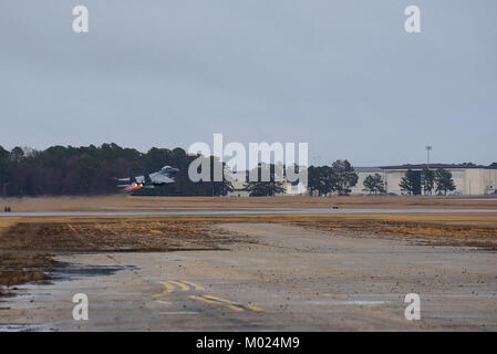 Eine F-15E Strike Eagle nimmt während der Übung Thunderdome 08-07, Jan. 11, 2018, bei Seymour Johnson Air Force Base, North Carolina. Stockfoto