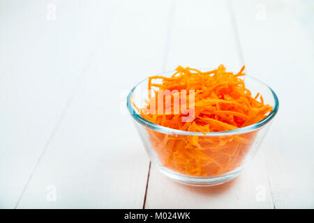 Gitter Karotten in einer Schüssel auf einem weißen Holztisch. Lecker und gesund Essen. Diät. Stockfoto