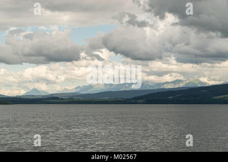 Orava Stausee mit Bergen im Hintergrund Stockfoto