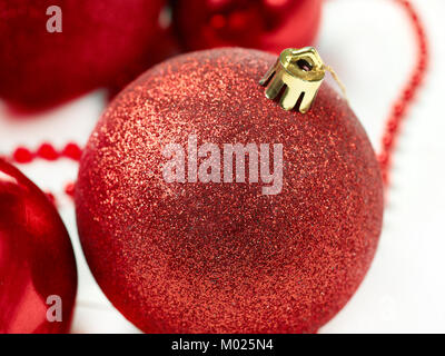 Drei rote Weihnachtskugeln auf weißem Hintergrund Stockfoto