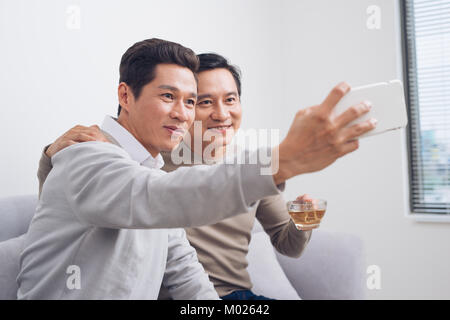 Zwei lächelnde Kollegen der Aufnahme zu Ihnen selbst im Büro Stockfoto