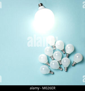 Eine Glühlampe herausragende, glühende unterschiedlich. Business Kreativität Idee Konzepte. Stockfoto