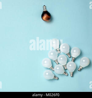 Eine Glühlampe herausragende, glühende unterschiedlich. Business Kreativität Idee Konzepte. Stockfoto