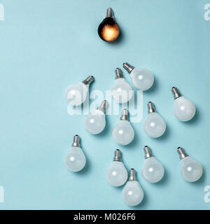 Eine Glühlampe herausragende, glühende unterschiedlich. Business Kreativität Idee Konzepte. Stockfoto