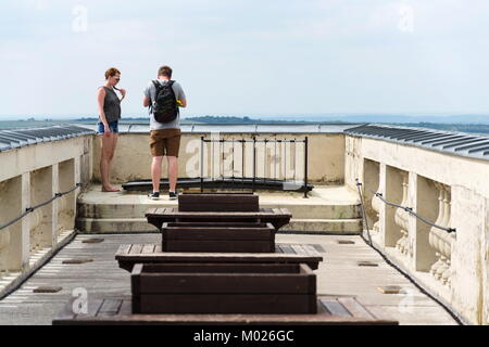 LEDNICE, TSCHECHISCHE REPUBLIK - 8 August: Menschen auf der Kolonnade Reistna klassizistischen Gloriette in Lednice Valtice Kulturlandschaft, UNESCO heritag Stockfoto