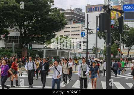 Shinjuku, Tokio, Japan, 24. September 2017 Menschen zu Fuß an der Kreuzung vor dem JR Shinjuku Station West Gate am Sonntag Morgen Stockfoto