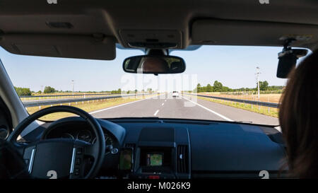 Reise nach Polen - Autofahren auf der Autobahn Wolnosci (Autobahn) A2 (ein Teil der Europastraße E 30 zwischen Berlin und Moskau) in Summ Stockfoto