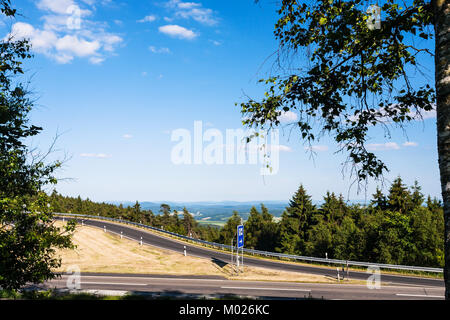 Reisen in Deutschland - Straße am Rimberg mount zu Ruhe und Service Station, auf der Autobahn A5 in der Nähe von Breitenbach am Herzberg Stadt in Hessen von Germ Stockfoto