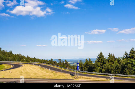 Reisen in Deutschland - Ansicht von der Straße am Rimberg mount zu Ruhe und Service Station, auf der Autobahn A5 in der Nähe von Breitenbach am Herzberg Stadt in Hessen Stockfoto