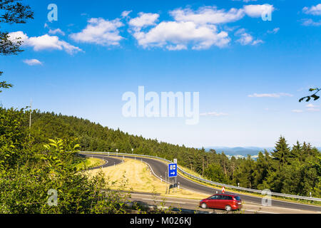 Reisen in Deutschland - Straße am Rimberg am Rastplatz auf der Autobahn Autobahn A5 in der Nähe von Breitenbach am Herzberg Stadt in Hessen in Deutschland in Summe Stockfoto