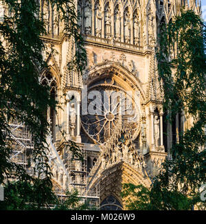 Reisen nach Frankreich - Blick auf die Kathedrale von Reims (Notre-Dame de Reims) im Sommer Abend Stockfoto