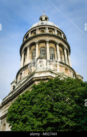 Reisen nach Frankreich - Turm der Basilika Notre-Dame de Boulogne in Boulogne-sur-Mer Stadt im Sommer Nacht Stockfoto