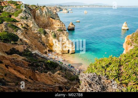 Camilo Strand in Lagos, Algarve, Portugal. Ein kleines Geheimnis Strand zwischen dem Kalkstein. Stockfoto