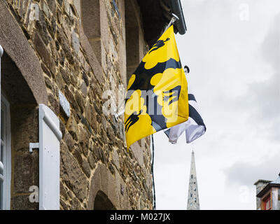Reisen nach Frankreich - gelb St Ivos (Anatole France) Flagge von tregor Provinz und weißen Breton Fahnen an der Wand der städtischen Haus in Treguier Stadt in der Cotes-d' Stockfoto