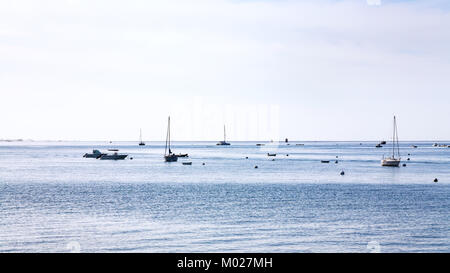 Reisen nach Frankreich - Boote in Englischer Kanal in der Nähe von Saint-Guirec Strand von Perros-Guirec Kommune auf rosa Granit Küste der Cotes-d'Armor und in der Stockfoto