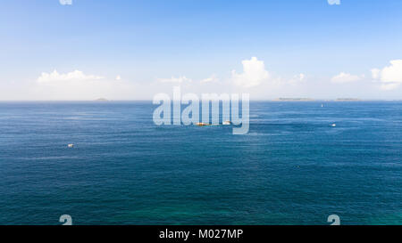 Reisen nach Frankreich - Blick auf den Ärmelkanal von Saint-Guirec Bereich von Perros-Guirec Kommune auf rosa Granit Küste der Cotes-d'Armor in der no Stockfoto