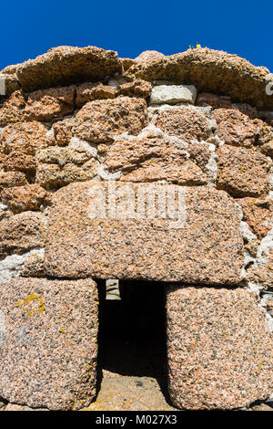 Reisen nach Frankreich - Wand alte ruiniert bretonische Steinhaus in der Nähe bis in Ploumanac'h Website von Perros-Guirec Kommune auf rosa Granit Küste der Cotes-d'Armor dep Stockfoto