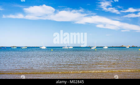 Reisen nach Frankreich - Boote in der Nähe der Strand Plage de la Baie de Launay auf Bucht Anse de Launay von Ärmelkanal in Paimpol region Cotes-d'Armor und Stockfoto