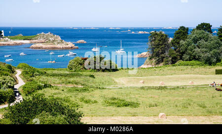 Reisen nach Frankreich - oben Blick auf abgeernteten Feldern auf Ozean Küste in Bréhat Kommune in Île de Bréhat Insel im Cotes-d'Armor in der Bretagne in Stockfoto