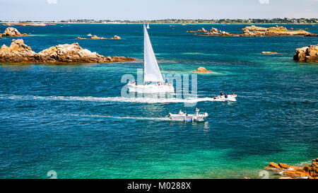 Reisen nach Frankreich - Blick auf den Ozean mit Yacht und Boote in der nähe von Ile de Brehat Insel im Cotes-d'Armor in der Bretagne im Sommer sonnigen Tag Stockfoto