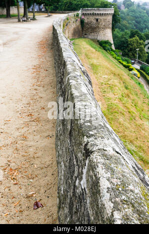 Reisen nach Frankreich - Stadtmauer entlang Belvedere im Promenade de la Duchesse Anne des Jardin Anglais (englischer Garten) in Dinan Stadt im Regen Stockfoto