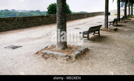 Reisen nach Frankreich - Belvedere im Promenade de la Duchesse Anne des Jardin Anglais (englischer Garten) in Dinan Stadt im Regen Stockfoto