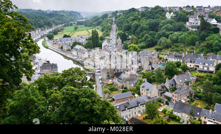 Reisen nach Frankreich - Ansicht von Dinan Stadt und Rance vom Schloss Belvedere im Promenade de la Duchesse Anne des Jardin Anglais (englischer Garten) in Regen Stockfoto