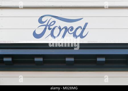 Aarhus, Dänemark - 28. August 2017: Vintage Ford Logo auf eine Wand. Ford ist eine US-amerikanische multinationale Automobilunternehmen in Dearborn, Michigan, USA Stockfoto