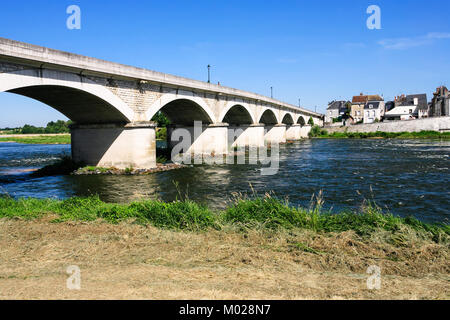 Reisen nach Frankreich - Blick auf die Brücke Pont du Marechal Leclerc über Fluss Loire in Amboise Stadt im Val de Loire Region im sonnigen Sommertag Stockfoto