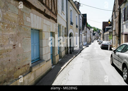 Reisen nach Frankreich - Wohnhäuser und Autos auf einer schmalen Straße Rue Victor Hugo in Amboise Stadt im Val de Loire Region im sonnigen Sommertag Stockfoto