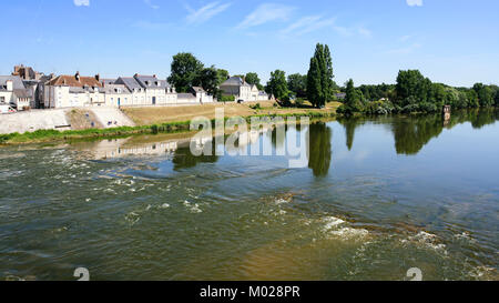 Reisen nach Frankreich - Strömung von Wasser im Fluss Loire in der Nähe der Insel Ile d'Or von Amboise Stadt im Val de Loire Region im sonnigen Sommertag Stockfoto