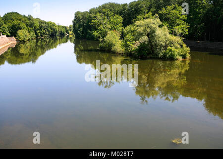 Reisen nach Frankreich - Blick auf den Fluss Cher in der Nähe von Chateau de Chenonceau von Chenonceaux Dorf im Val de Loire Region im Sommer Tag Stockfoto