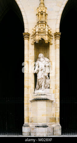 Reisen nach Frankreich - Statue der Heiligen, die in der Fassade von Cathedral (Basilika Kathedrale Sainte-Croix d'Orleans) in Orleans Stockfoto