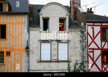 Reisen nach Frankreich - Fassaden der alten mittelalterlichen städtischen Häuser in Orleans Stadt auf der Straße Rue de La Charpenterie im Sommer Abend Stockfoto