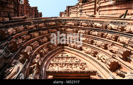 Trave nach Frankreich - West outdoor Portal der Kathedrale von Straßburg auf Platz Place du Chateau im Sommer Abend Stockfoto