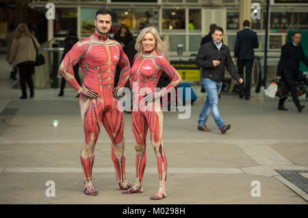 Nell McAndrew und Arzt Emil Hodzovic tragen 'inneren Körper passt', der die Innenseite des menschlichen Körpers, zu einem fotoshooting an der Liverpool Street Station, London, um für die Einführung eines Pop up' in 'gym Erstellt von Blut testen Firma Medichecks bietet Pendlern eine innere - Körper Gesundheit MOT. Stockfoto