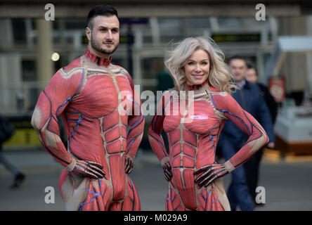 Nell McAndrew und Arzt Emil Hodzovic tragen 'inneren Körper passt', der die Innenseite des menschlichen Körpers, zu einem fotoshooting an der Liverpool Street Station, London, um für die Einführung eines Pop up' in 'gym Erstellt von Blut testen Firma Medichecks bietet Pendlern eine innere - Körper Gesundheit MOT. Stockfoto