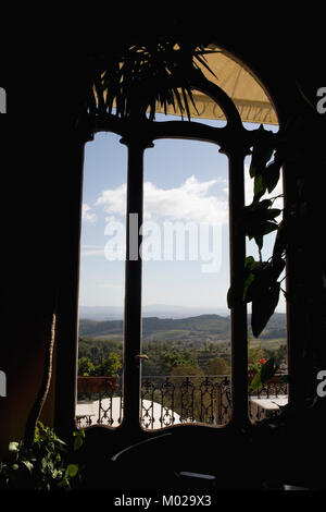 Die Caffé Poliziano, Via di Voltaia Nel Corso, Montepulciano, Toskana, Italien: Blick auf die Valdichiana aus einem Fenster des berühmten Jugendstil Café Stockfoto