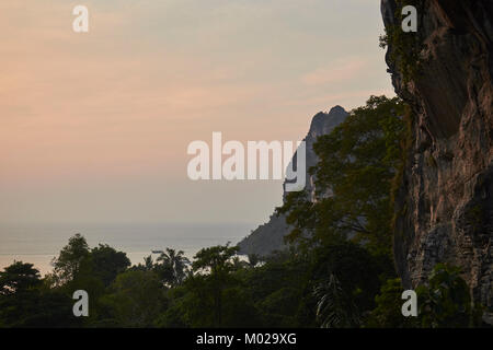 Adaman Meer und Klippen am frühen Morgen, Railay Beach, Krabi, Thailand Stockfoto