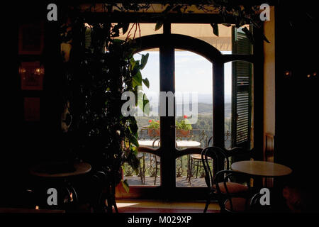 Die Caffé Poliziano, Via di Voltaia Nel Corso, Montepulciano, Toskana, Italien: Blick auf die Valdichiana aus einem Fenster des berühmten Jugendstil Café Stockfoto