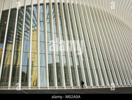 Person Wanderungen entlang der gerippten Glas Wand des Oculus Mall des World Trade Center in Manhattan, New York City. Stockfoto