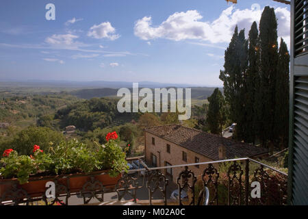 Die Caffé Poliziano, Via di Voltaia Nel Corso, Montepulciano, Toskana, Italien: der Blick auf die Valdichiana aus einem Fenster des berühmten Jugendstil Café Stockfoto