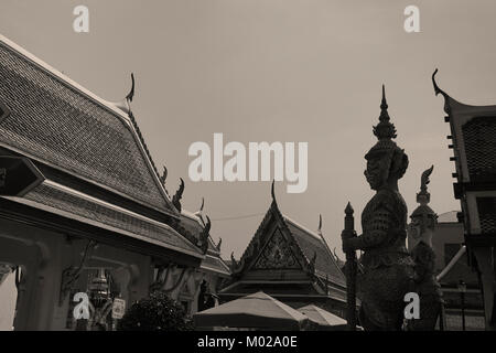 Daemon Figuren bewachen den Eingang zum Wat Pho, ein historischer Tempel in Bangkok, Thailand Stockfoto